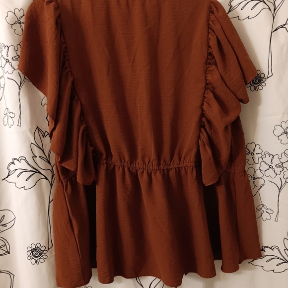 V-Neck Lotus Ruffle Trim - Picture 2 of 3